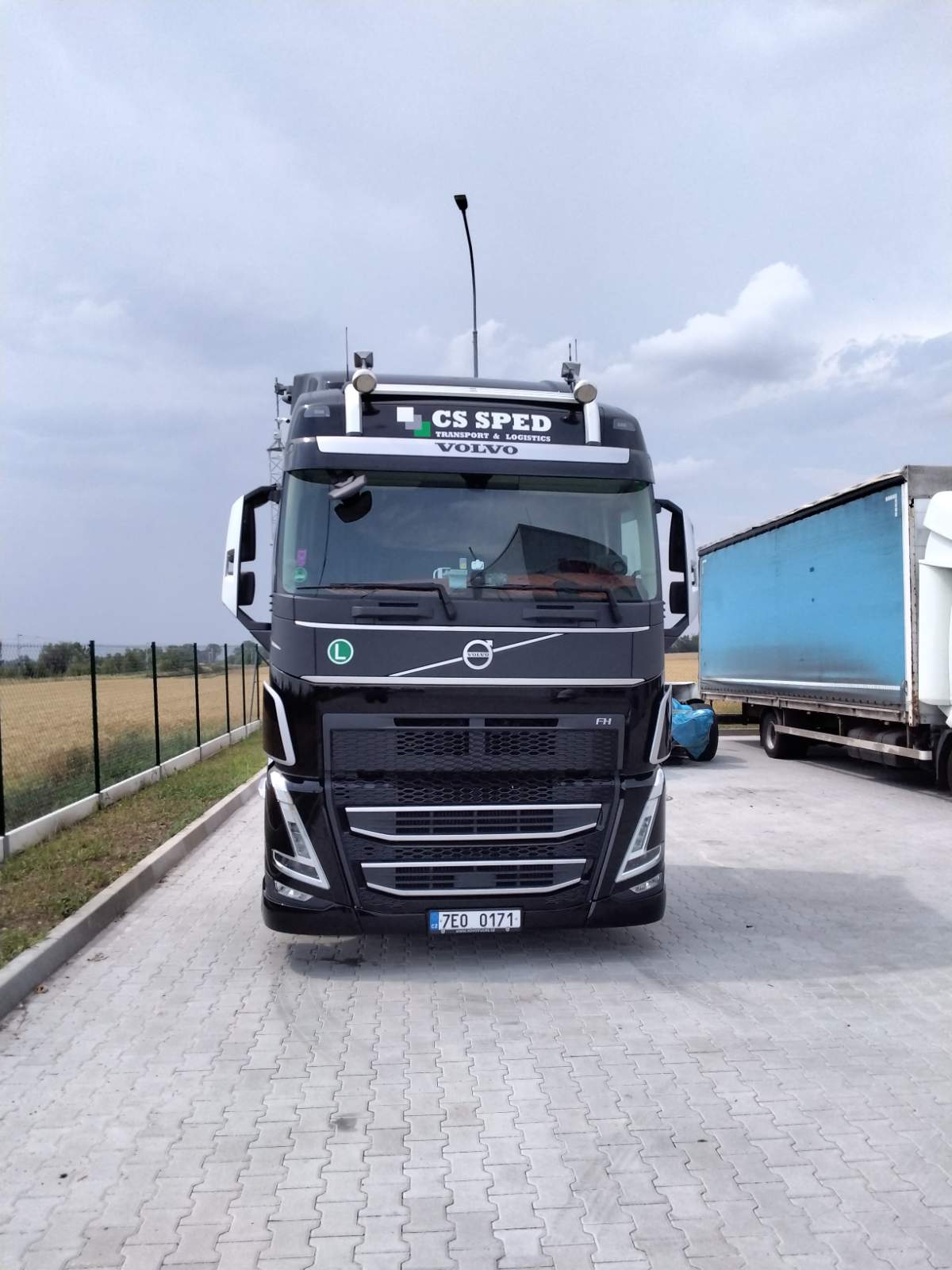 Tahač Volvo FH CS SPED s plachtovým návěsem